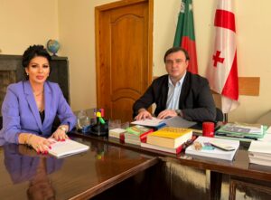 Read more about the article შინაარსიანი და გულთბილი შეხვედრა შედგა ჩოხატაურის საკრებულოს თავმჯდომარე დავით შარაშიძესა და ბიდისი აკადემიის ხელმძღვანელ ნათია შათირიშვილს შორის.